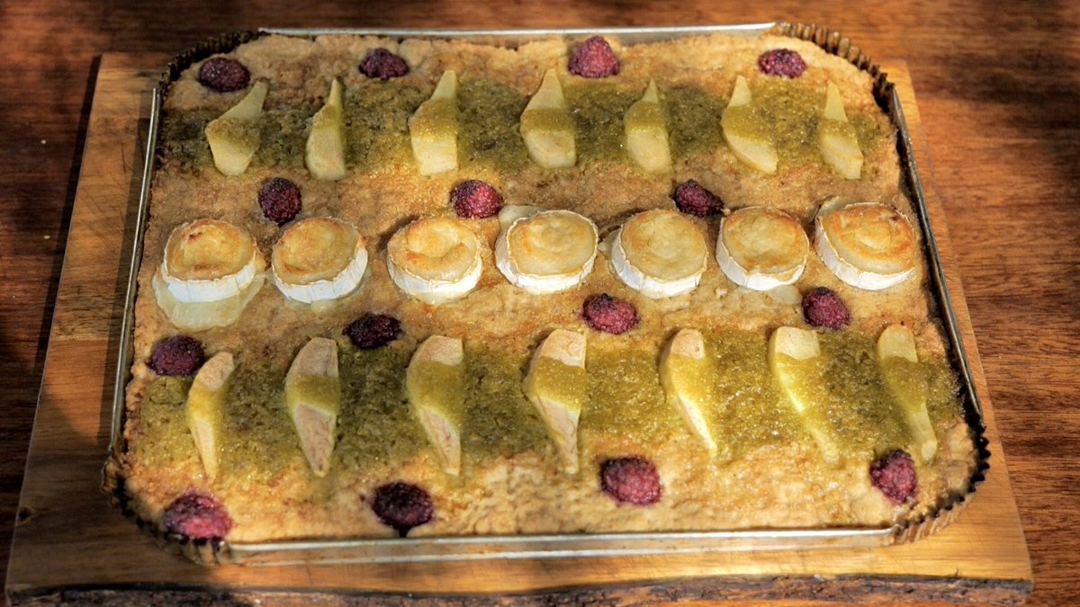 MiquelCalent's tweet image. Avui a #FrediCalentIB3 ensalada d’arròs venere &quot;completeta&quot;, coa de vedella aguiada, migas de pastor,  tiradito de salmó al teriyaki, pollets de primavera,  coca dolça de formatge de cabra i confitura de pebre verd…🍎🥯🍳🍔🐟🥩🍲🧁🍪👨‍🍳🎊🎉