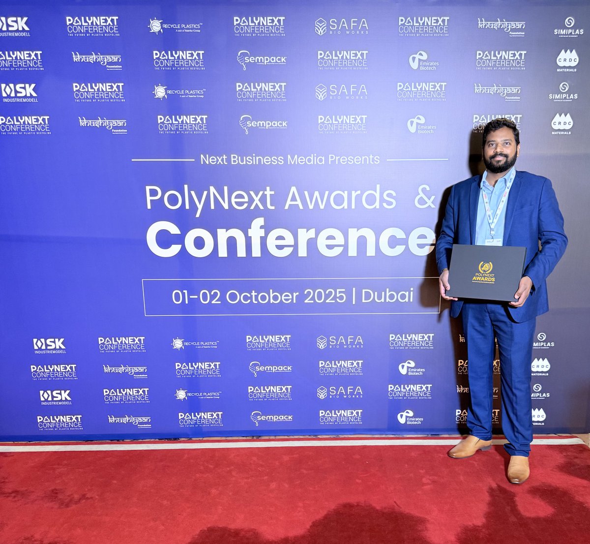VistarLeaf's tweet photo. ✨🏆 Honoured to receive the “Leader of Excellence in Plastic Industry and Innovation in Alternative Materials” award at the #PolyNext 2025 - Dubai 🇦🇪 

#SreeTejaDeeti #entrepreneur #engineer #sustainable  #plates #bowls #leaf #environment #khammam #telangana #India https://t.co/yRCnO5hLE0
