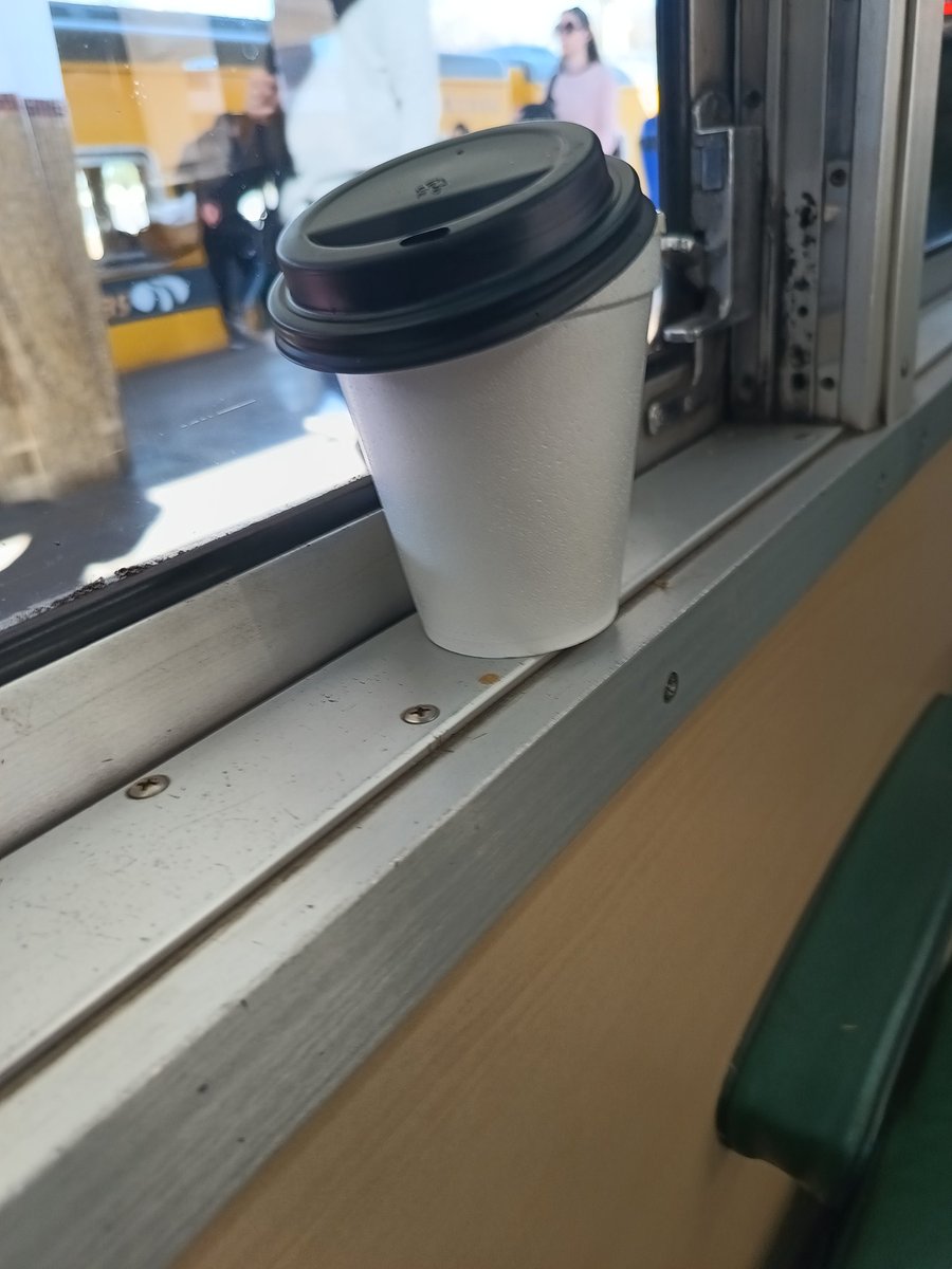ccampos9d's tweet photo. #TrenUrquiza Si tomas tu cafecito no cuesta nada tirarlo en el tacho cuando bajas, no sean sucios https://t.co/Urn1rQKI2A