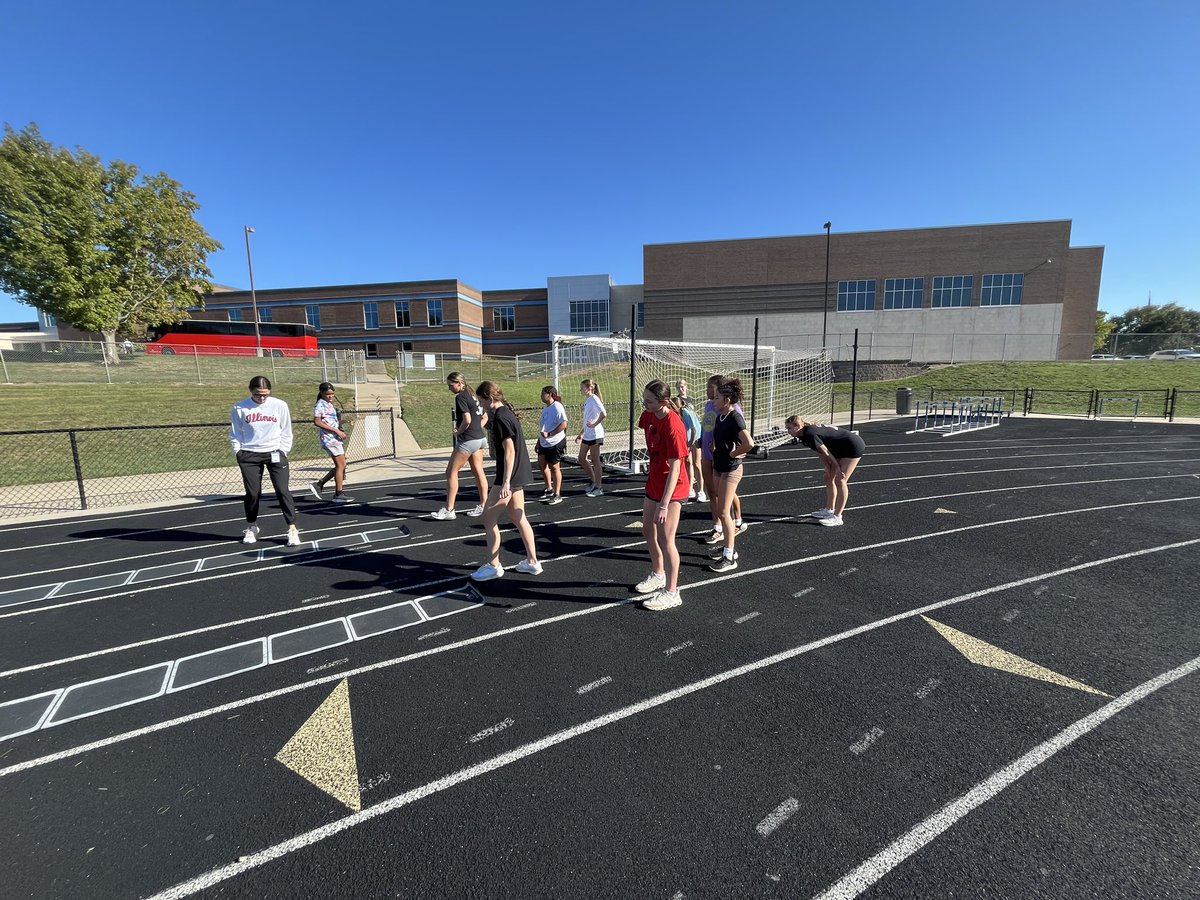 LHSLadyJaysBB's tweet image. Nothing better than putting in work with the team when the sun’s shining and the vibes are high! 🌤️💛 #HardWorkPaysOff