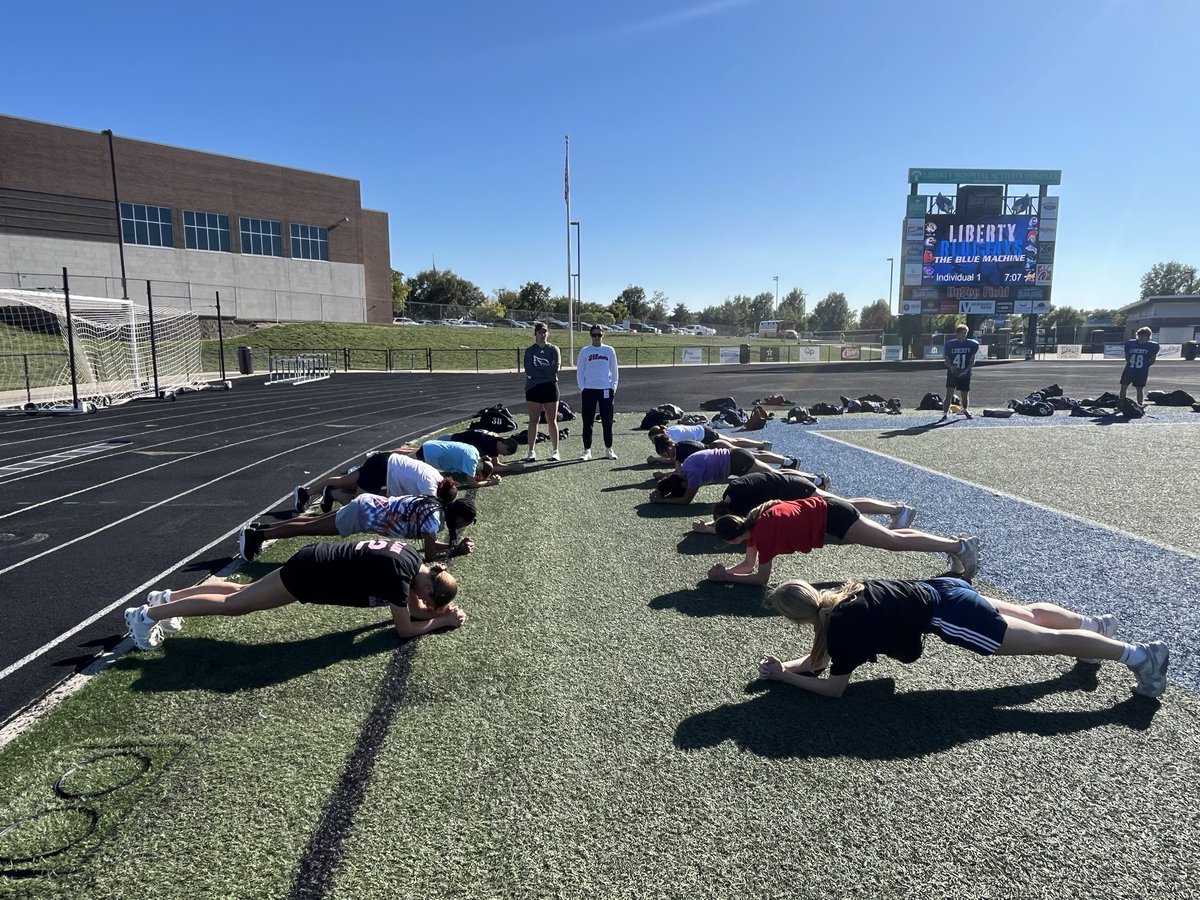 LHSLadyJaysBB's tweet image. Nothing better than putting in work with the team when the sun’s shining and the vibes are high! 🌤️💛 #HardWorkPaysOff