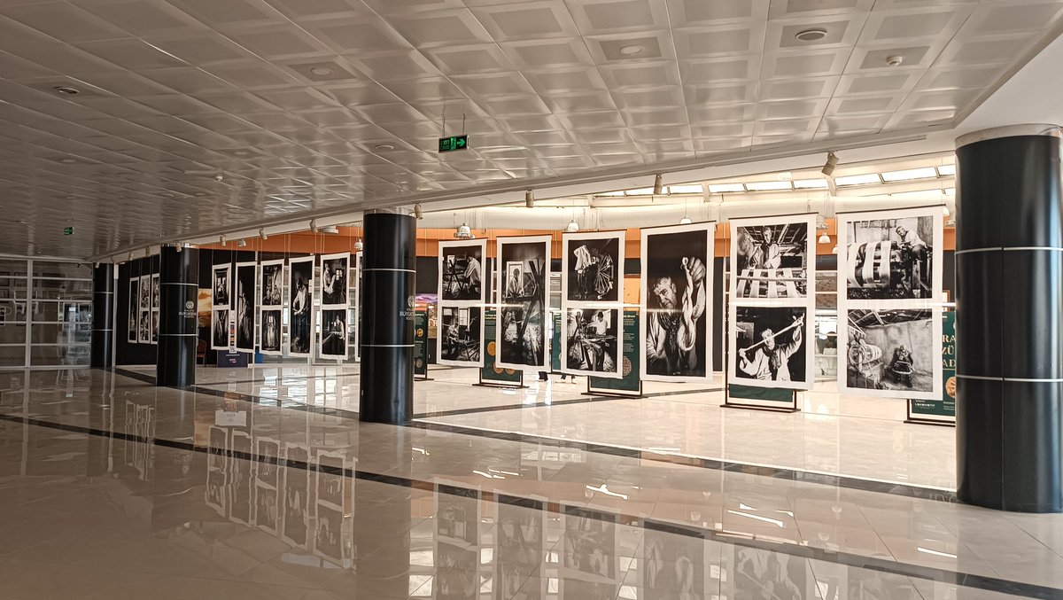 ErtanMUMCU's tweet photo. Popüler kültürün gölgesinde kalıyor gerçek sanat ve sanat ehilleri..Yıllarını emekle yoğurmuş gerçek sanatçıların eserleri öksüz kalmış gibiler.
Rağbet yine;
yapay  gündem ile algı oluşturan güçlere!

#MalatyaKueltuerYoluFestivali https://t.co/1bIANYn9FZ