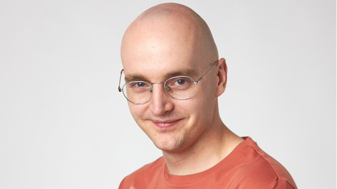 这个男人破解了 YouTube 的成功之道。

他教会了 MrBeast、Stokes Twins 以及 Matthew Beam 如何让任何视频都能获得观看量。

这是他的观众上瘾蓝图，以及如何让你自己也能做到：🧵