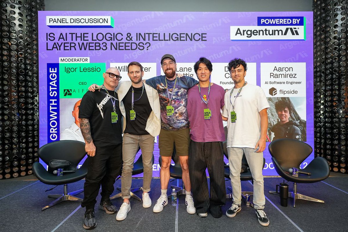 flipsidecrypto's tweet photo. AI is making onchain intelligence actually actionable (not just pretty charts)

We're stoked to be building helpful tools for crypto users 🤝

And shout/out Hack Seasons community for some of the best AI convos at Token this year! @mpost_io https://t.co/FQ24TH0sEt