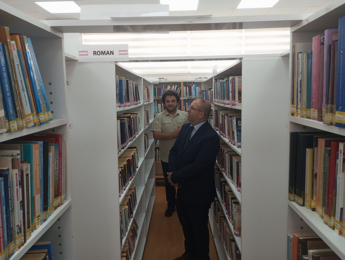 Kaymakamımız Turgut GÜLEN, Susurluk İlçe Halk Kütüphanesi Müdürlüğü'nü ( <a href="/kutuphane1017/">Susurluk İlçe Halk Kütüphanesi Müdürlüğü</a> ) ziyaret etti. Kütüphane Müdür Vekili Kütüphaneci Ahmet Uğur ÖZÇELİK’ten yürütülen çalışmalar hakkında bilgi alarak çalışmalarında başarılar diledi.