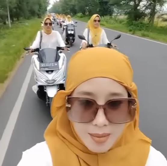 Naik motor pakai hijab gak pakai helm

Ini jadi ilegal tapi halal

🤣🤣🤣

Haram hukum agama
Halal hukum negara

Dibenturkan🤣

Pisahkan Hukum negara dan Hukum agama ini negara Bhinneka Tunggal Ika