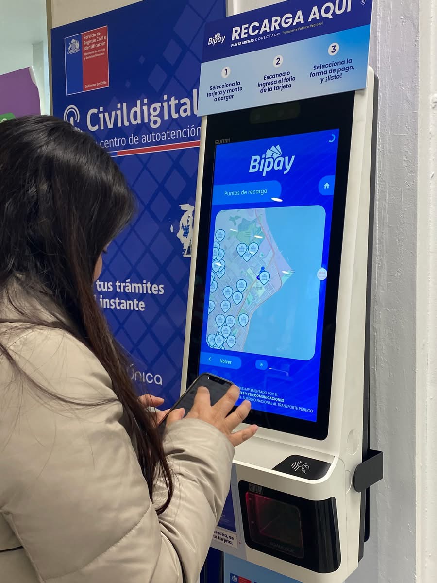 Desde el 1/11 el pago del pasaje de la micro será 100% electrónico.

Compra tu tarjeta en el Centro de Atención a Usuarios o en 83 puntos de venta en la ciudad.

Si tienes 60 años, comprála en el CAU para enrolarla con tu rut.

Puedes hacer consultas en el tótem en Zona Austral.