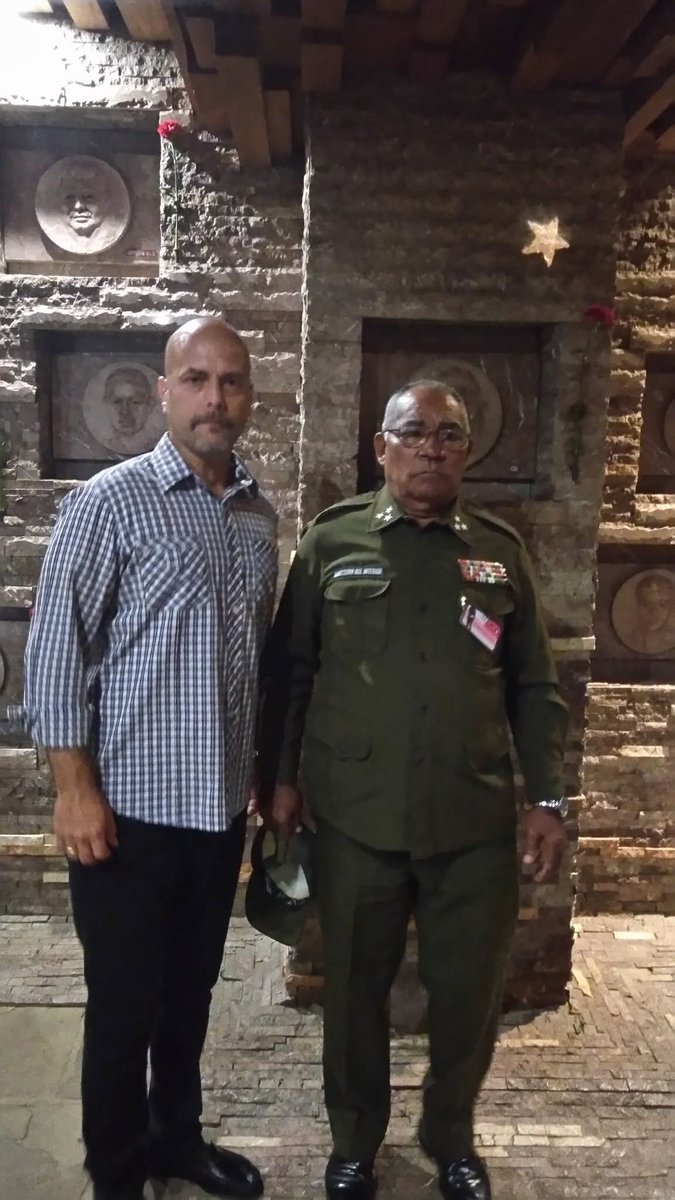 Cuando se tiene el honor de rendir tributo a #CheGuevara y sus compañeros con uno de los sobrevivientes de su guerrilla: Leonardo Tamayo Núñez, "Urbano". #Cuba #CheVive #CDRCuba