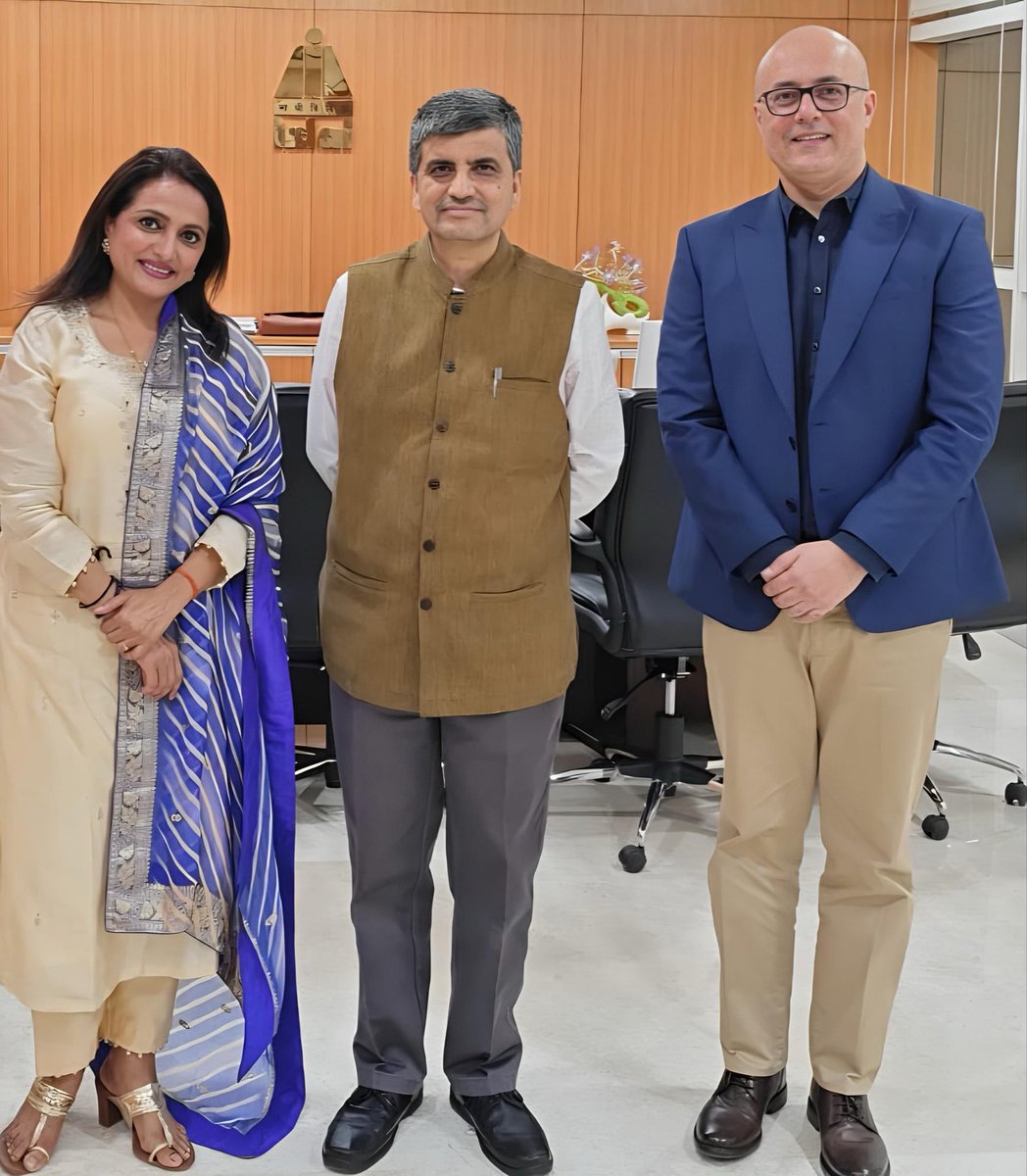 durgajasraj's tweet photo. Honoured to meet the Financial Great mind of our Great nation- Bharat
#AjaySeth ❤️🙏 @neeraj_jaitly https://t.co/r1RjnlKVax