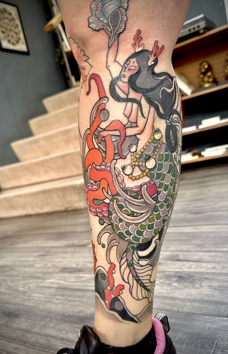 pera_chacon's tweet photo. #KornoConTentáculos a partir de los 40 me empecé a llenar de tatuajes. Por lo pronto ya tengo llena una pierna y un brazo. Definitivamente fue crisis de la mediana edad @korno https://t.co/k36CZjQx96