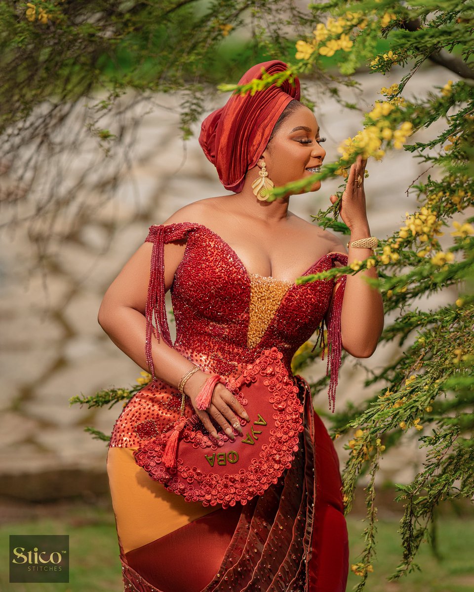 modola_'s tweet photo. I can’t get over this traditional look! 🥰 https://t.co/LCkrFLjDFu