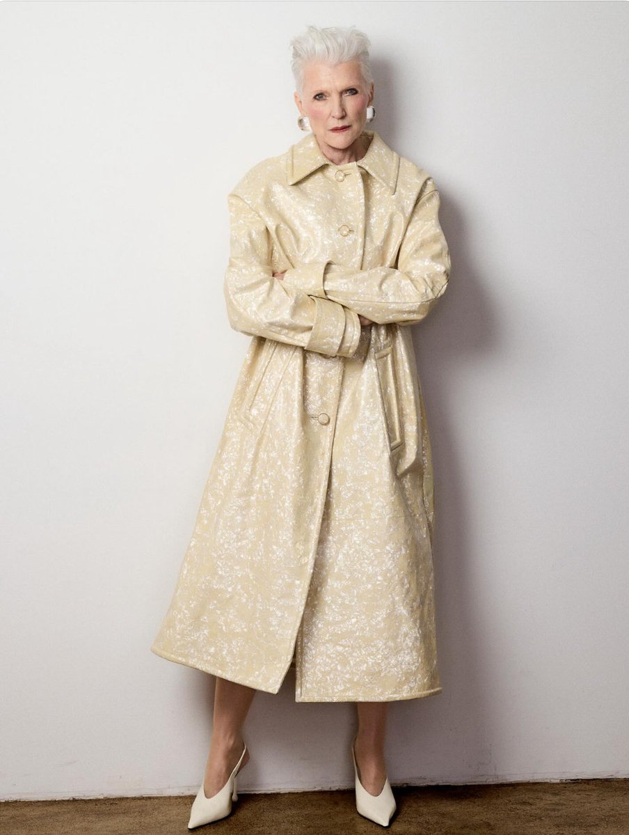 mayemusk's tweet image. Two more serious expressions for a Spanish fashion magazine 😠 @MSchwartzPhoto @XFashion 
And the calm look on the cover of my Spanish book 🤗
Gracias @RocaEditorial for publishing UnaMujerUnPlan 📖 
ItsGreatToBe77