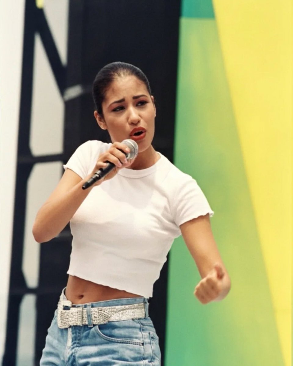 tainahferreira's tweet photo. Selena Quintanilla en Acapulco en el año 1994. #selena #selenaquintanilla #selenaquintanillaperez https://t.co/N1sVhMSCFP