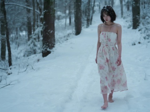 snowmachine222's tweet photo. #coldfetish #寒冷フェチ #AIart #雪責め #barefoot https://t.co/bcXLSeCcon