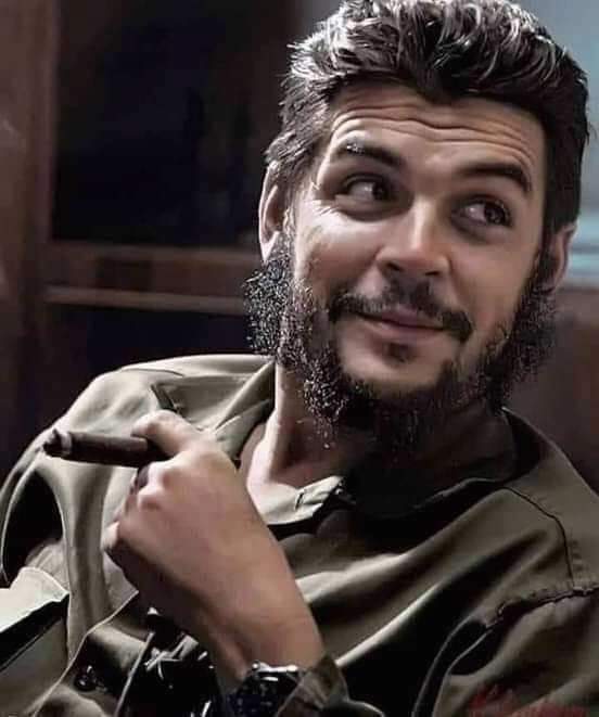 "Che Comandante, amigo". El pueblo cubano rinde homenaje a un hombre ejemplar que entraña la solidaridad, la disciplina, el amor. El Che renace cada día en los pueblos de latinoamérica. #CubaViveEnSuHistoria #educacion2frente #SegundoFrente #DpeSantiago #CubaMined