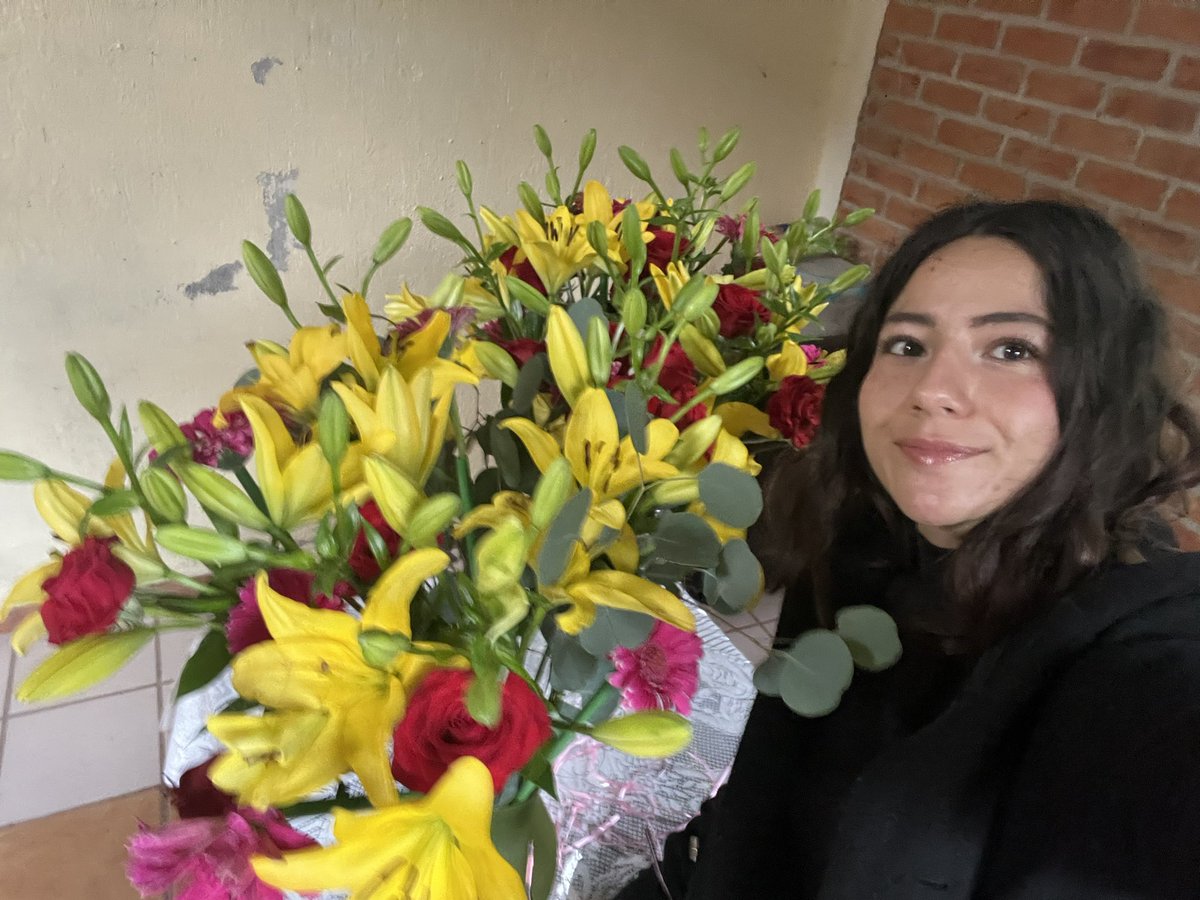 jasramirezg's tweet photo. La cocina de la cabaña parece floreríaaaaaaaaaaa 🥰❤️‍🔥 https://t.co/37MEg2OmRb