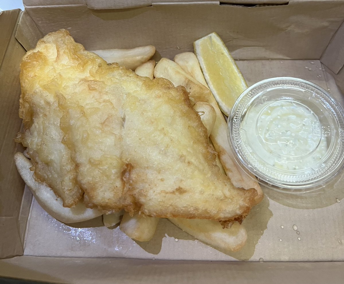 梅田阪急百貨店　英国フェア🇬🇧
フィッシュ&amp;チップス食べたさに並びました。　レモン、タルタルのほかにモルトヴィネガーが付きます。
うちはテイクアウェー。
会場で食べるなら同じお店で売ってるレモネードやシスリークロスサイダーと。
