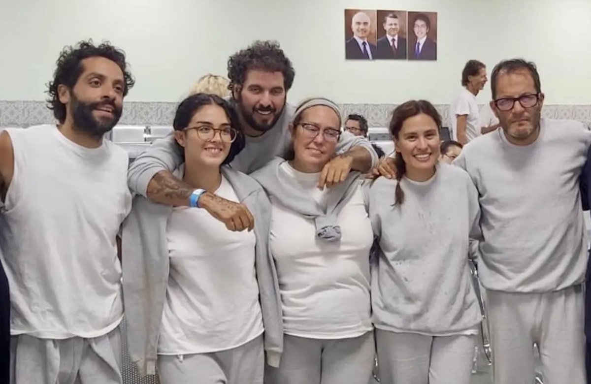 lopezdoriga's tweet photo. Por fin en casa.

Un vuelo de Estambul aterrizó en el Aeropuerto Internacional de la Ciudad de México con los seis connacionales detenidos por Israel por tratar de llevar ayuda humanitaria a la Franja de Gaza.

Más en https://t.co/BjdELZkX5p https://t.co/k7Ka0ZnWrL