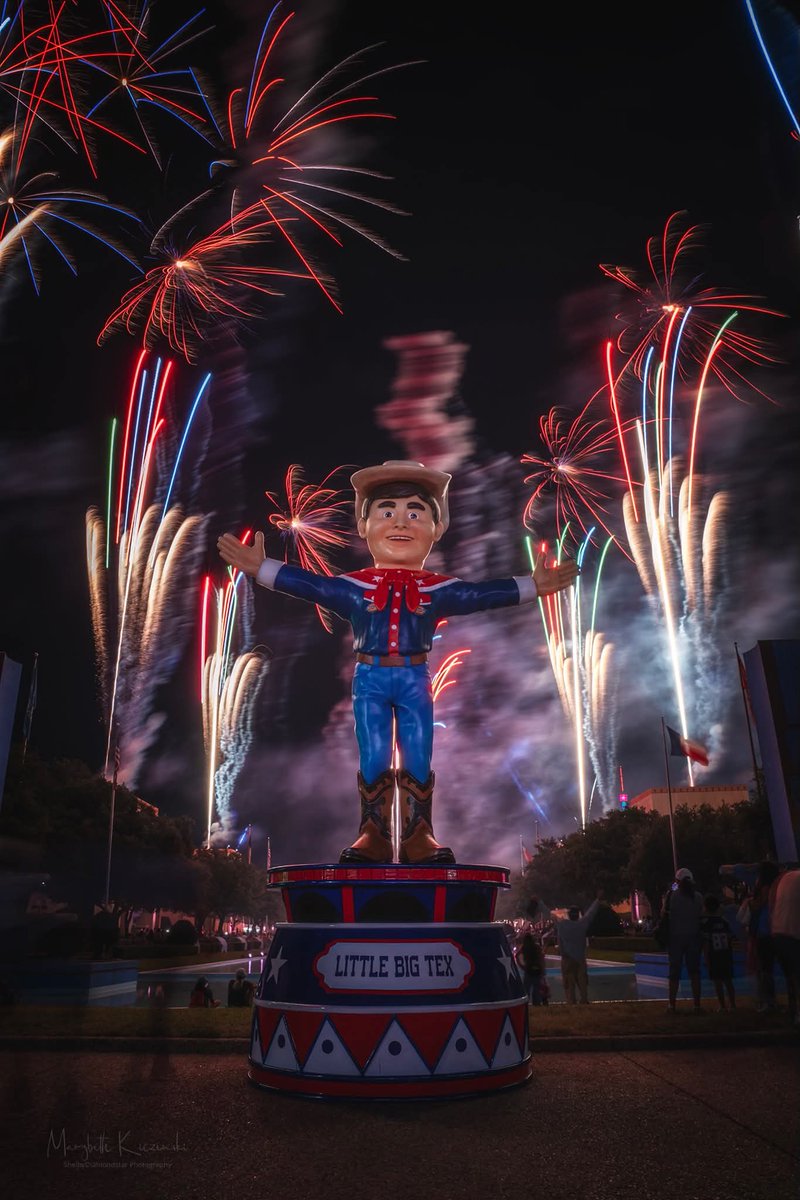 Half way mark was yesterday! The fireworks are my favorite thing about the fair. <a href="/StateFairOfTX/">State Fair of Texas</a> #texas #fireworks