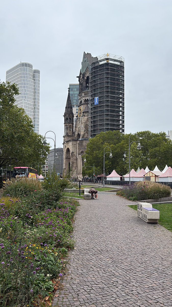 sna_030's tweet photo. Der Ku’damm ist schon lange nicht mehr das, was er mal war https://t.co/zLgy3yEYyD