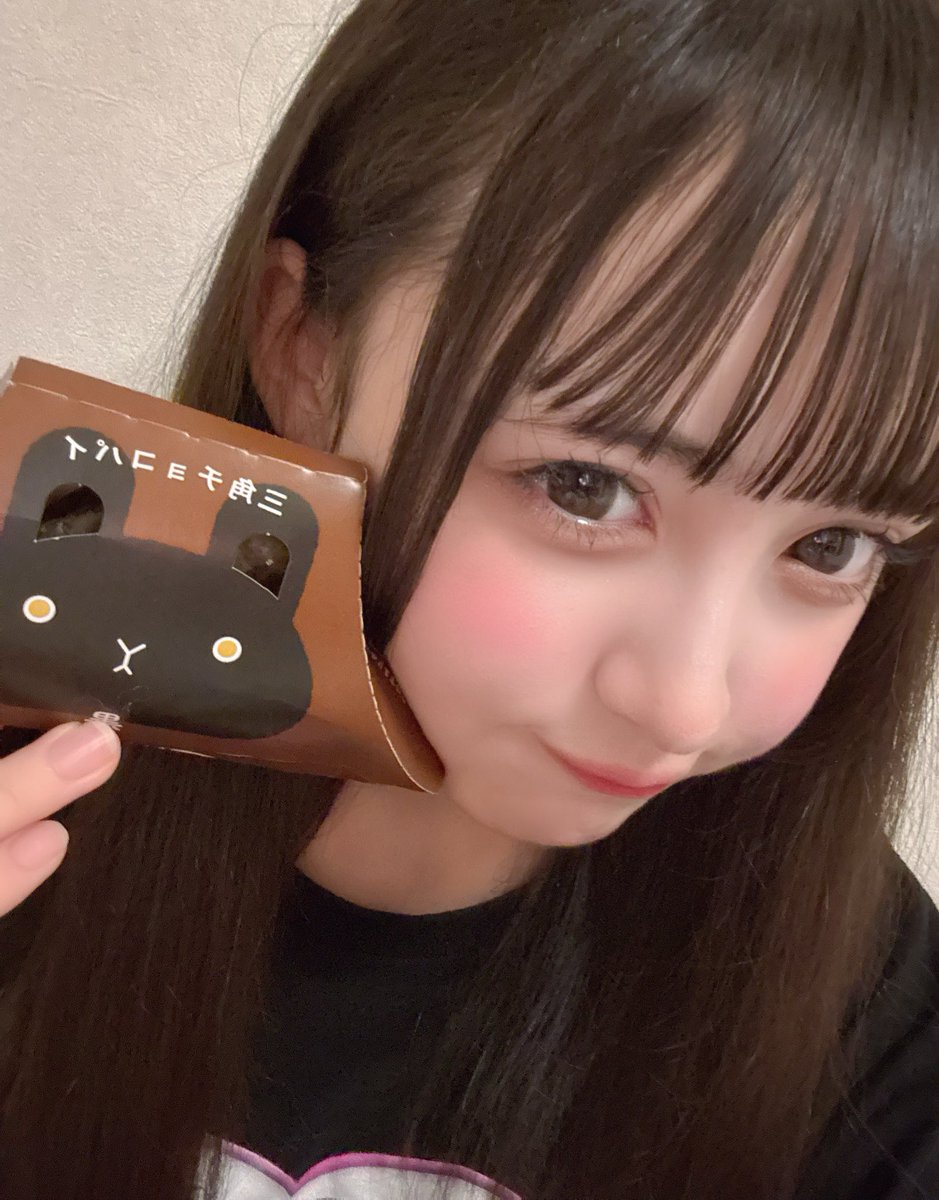 iLiFE_wakaba's tweet photo. 三角チョコパイ たべる (,,> <,,)♡ https://t.co/tc1GxPIaJh