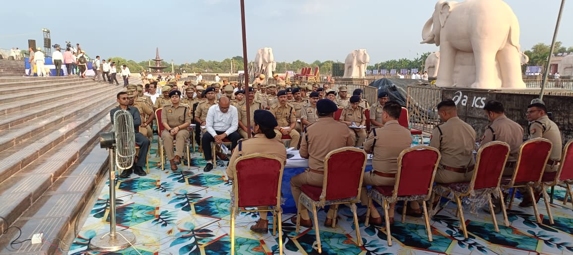 लखनऊ पुलिस  ने मान्यवर श्री कांशीराम जी के 19 वें महापरिनिर्वाण दिवस के अवसर पर कार्यक्रम स्थल पर  ड्यूटी में लगे पुलिस अधिकारियों/कर्मचारियों को किया गया ब्रीफ एवं दिये गये आवश्यक दिशा-निर्देश।
#9अक्टूबर_लखनऊ_चलो