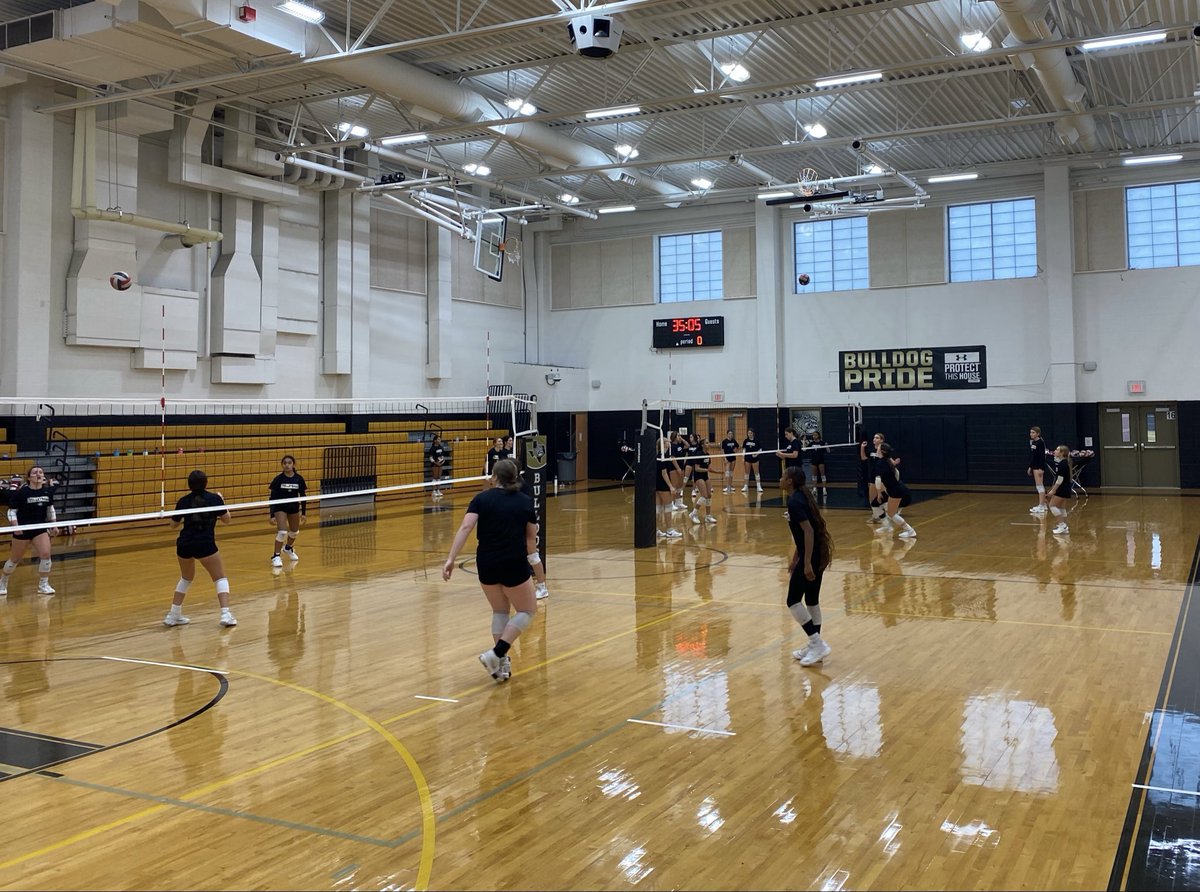 RCVB_bulldogs's tweet image. On Wednesdays we have our weekly short court tournament among all of our sub-varsity teams, and we have a new winner for the week!!! Congrats to Daley, Natalie, and Kamilah for getting the win! #Culture #RCVB
