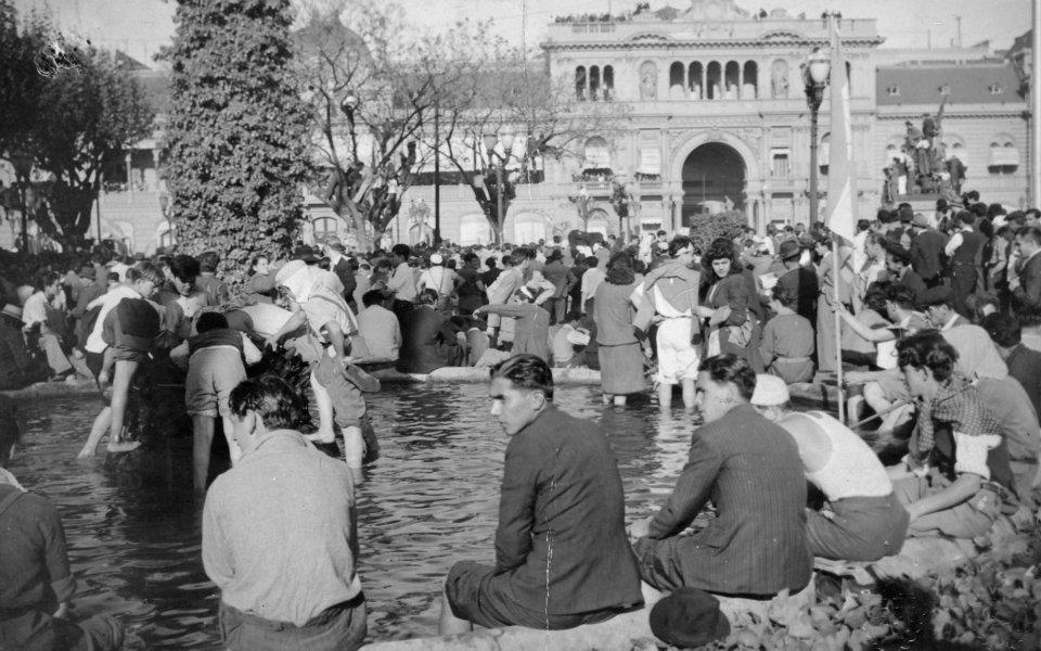 ecos_diarios's tweet photo. 📸 El 17 de octubre de 1945 marcó un punto de inflexión: miles de trabajadores marcharon a Plaza de Mayo para exigir la libertad de Juan Domingo Perón, cimentando el vínculo entre el General y el movimiento obrero.

🧵 Tres momentos que marcaron la historia del expresidente: