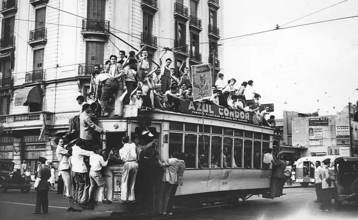 ecos_diarios's tweet photo. 📸 El 17 de octubre de 1945 marcó un punto de inflexión: miles de trabajadores marcharon a Plaza de Mayo para exigir la libertad de Juan Domingo Perón, cimentando el vínculo entre el General y el movimiento obrero.

🧵 Tres momentos que marcaron la historia del expresidente:
