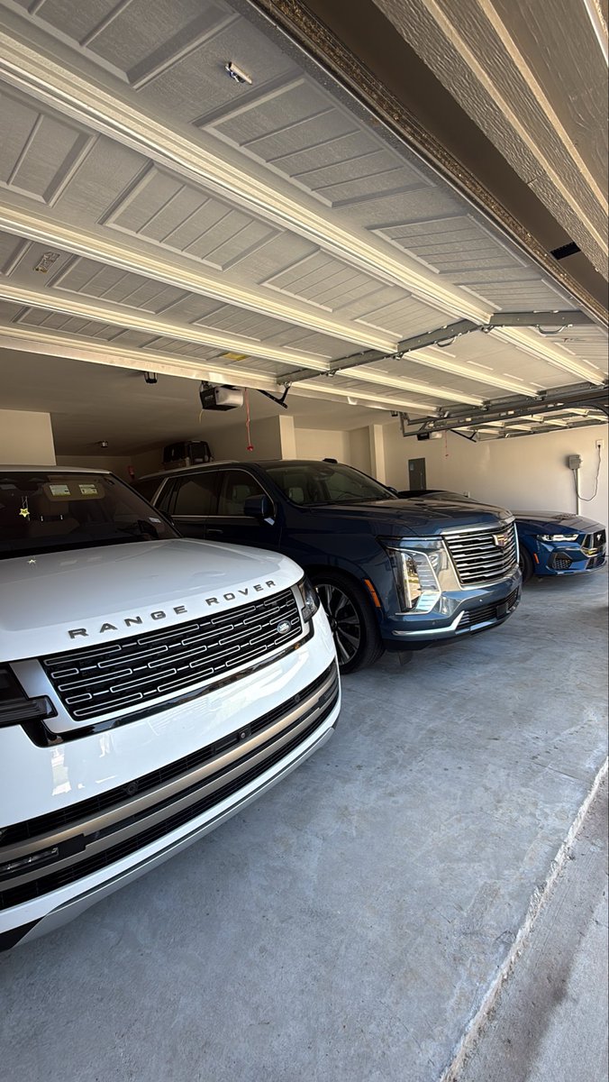 MBU_USAL's tweet photo. Harika bir Texas sabahından herkese Günaydın… ☺️🙏🤠
Güne pozitif enerjiyle başladık..!
Peki bugünün ruh hali hangisi olsun..?
🚘 Cool (Range Rover)
🎩 Resmi (Cadillac Escalade)
🐎 Spor (Mustang GT Convertible)
Sizce hangisiyle yola çıkalım? 😎
#TexasMorning #GoodVibesOnly #CarMood #MustangGT #RangeRover #CadillacEscalade #MorningEnergy