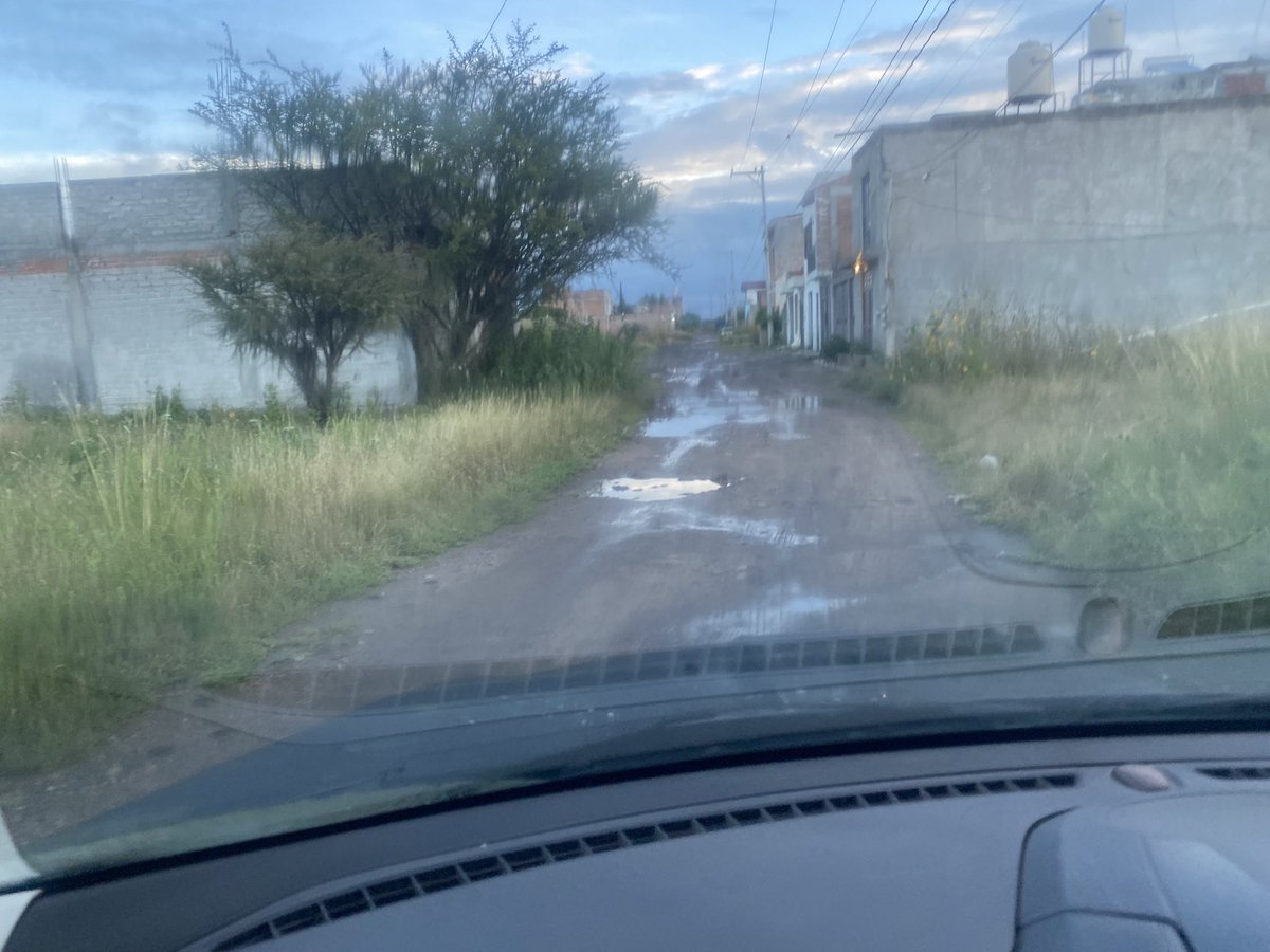 AngelEsquive1's tweet photo. @GobMunicipalSMA De su atencion, para ya hacer algo con las calles que no tienen pavimentación desde hace años en la comunidad de San Jose de la Posta, diariamente es difícil transitar. Si en auto es complicado ahora caminando mucho mas. Ya es tiempo de pavimentar correctamente. https://t.co/U4dKrQRqNu