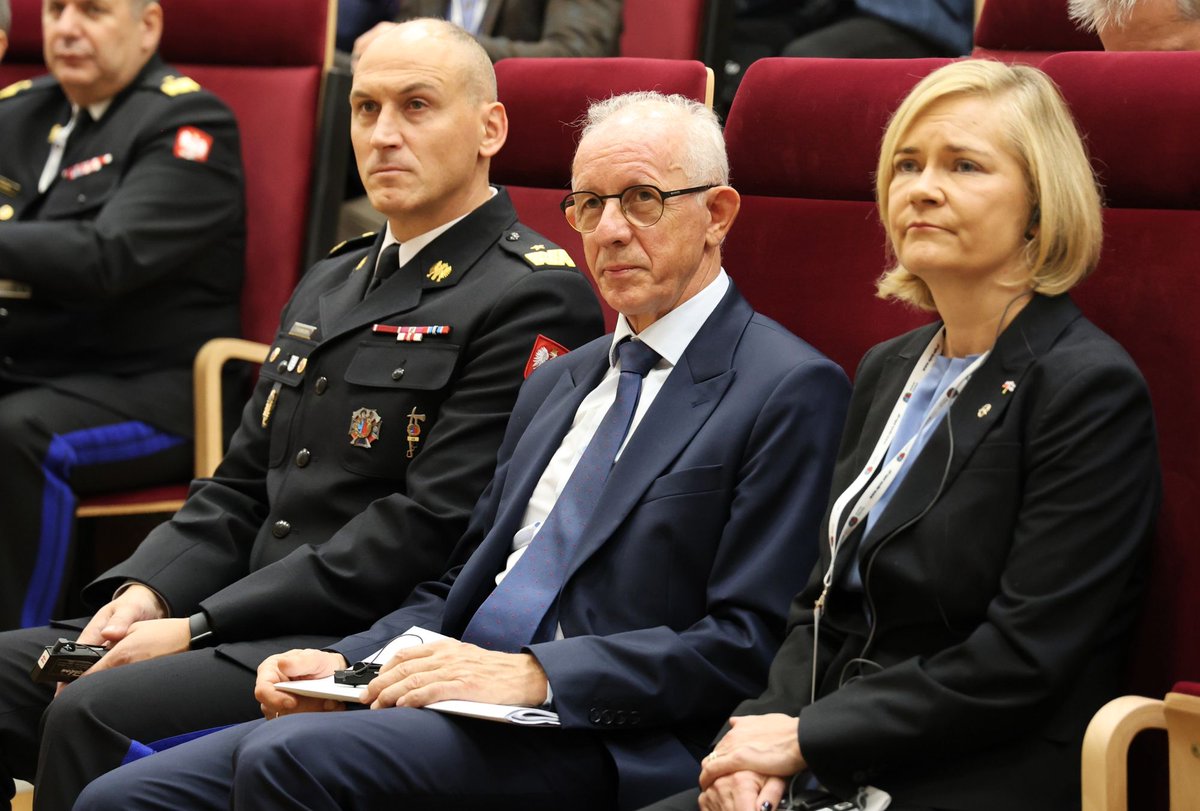 🤝 Rozmowy o bezpieczeństwie miedzy 🇵🇱 a 🇫🇮  przeniosły się na forum Międzynarodowej Konferencji pt. „Ochrona ludności i obrona cywilna w Finlandii i w Polsce 2025”. 

👥To spotkanie, z udziałem wiceministra Wiesława Leśniakiewicza, to kolejny etap dialogu o wzmocnieniu systemu