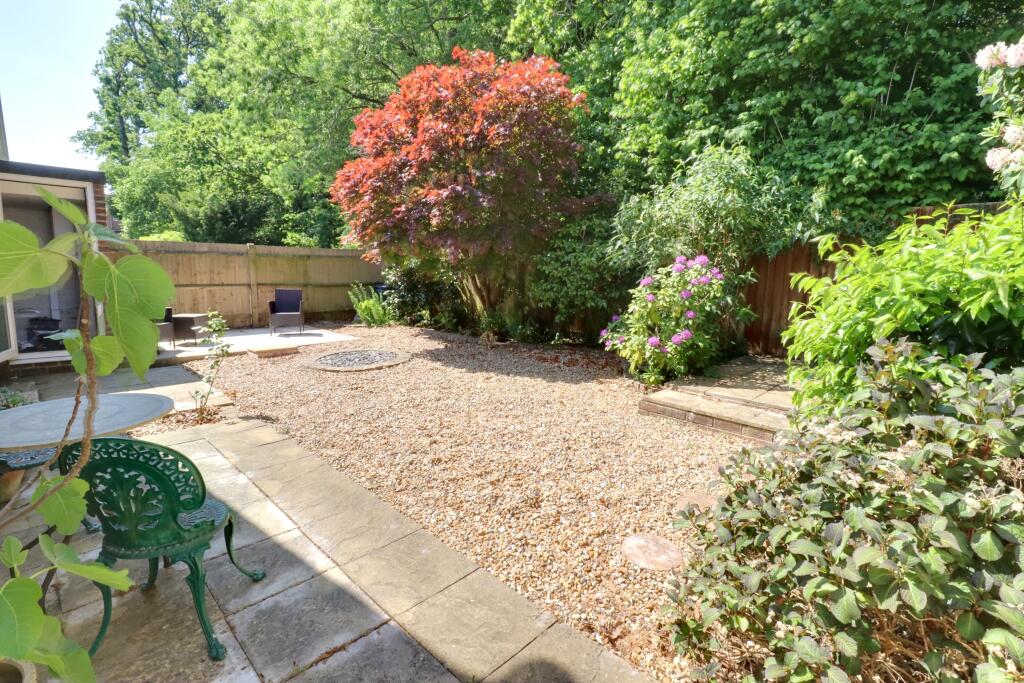 ✨ For Sale | Lovedean ✨
Well presented 3-bed det bungalow backing onto woodland. Fresh paint + new carpets. Modern kitchen. En-suite shower + bathroom. ORP + garage. Private low-maintenance garden. No chain.

🔗 pearsons.com/properties/ash…

📞 Pearsons #Waterlooville 023 9226 2611