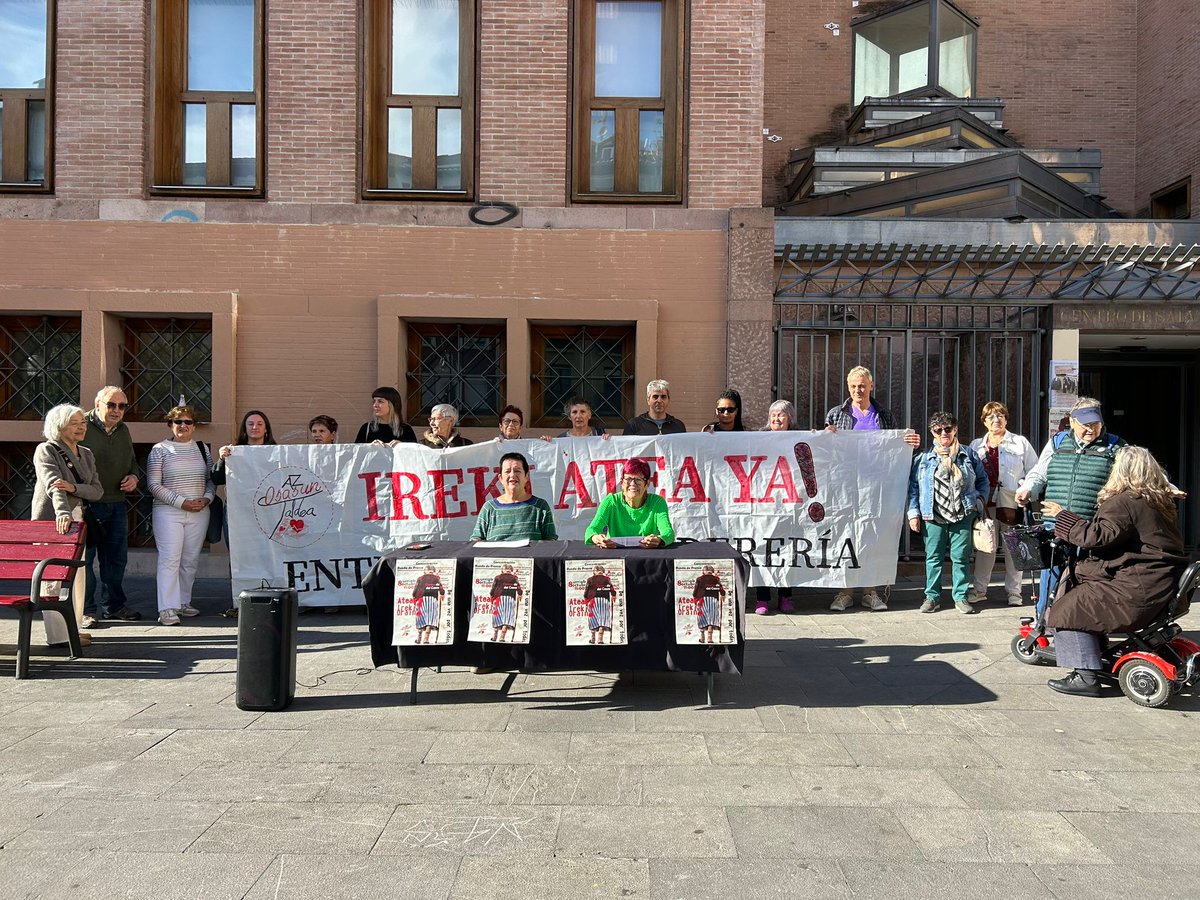 ▶️AZ OsasunTaldea, Grupo de Salud de <a href="/RedAZSarea/">AZ Sare Komunitarioa</a>
sale de nuevo a la calle para denunciar la dejadez del departamento hacia las personas usuarias del Centro de Salud que padecen dificultades de movilidad.