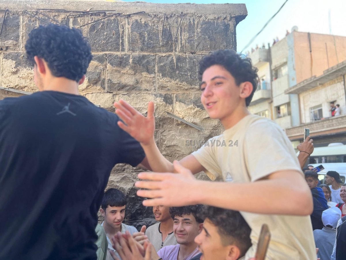 عم صور، والناس عم تبكي بدموع الفرح والحزن. شفت هذا الطفل، للوهلة الأولى فكرته عم يستقبل المدنيين المحتجزين، بس كل الناس عم تسلم عليه وتبوسه. لما سألته، قلي انا كنت بسجن عدرا، محتجز من 3 شهور، عمري 15 سنة، اسمي وئام. ما وكلت محامي، وما شفت قاضي، وما بعرف تهمتي، خطفوني من قريتي