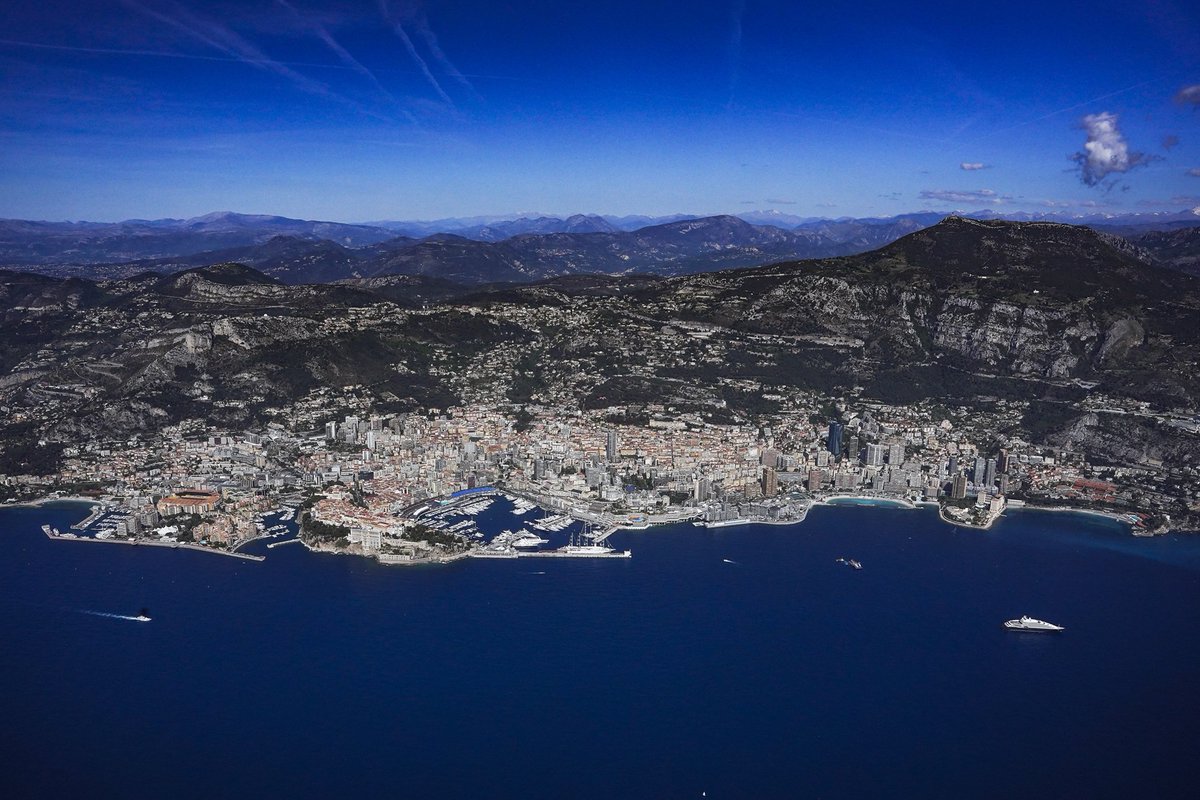 Mise en place du système européen d’entrée et de sortie de l’espace Schengen (EES)

À compter du 12 octobre 2025, les États membres de l’espace Schengen mettront progressivement en oeuvre un nouveau système de contrôle des arrivées et des départs par les frontières externes de