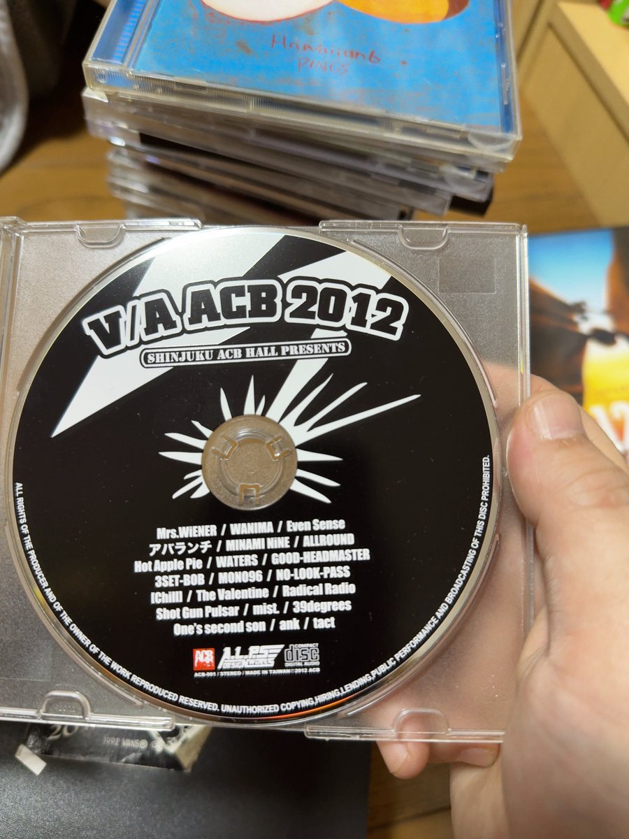 Takqpon's tweet photo. 実家から大量のバンドTやらCDやらでてきてエモ死 https://t.co/8B3OVKiJTS