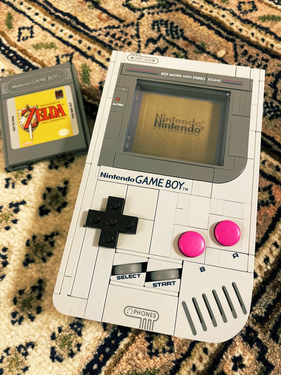 Jetzt mal ehrlich, wie cool ist dieses Lego Set?! Und ich durfte es nicht mal selbst aufbauen! Hahahaha <a href="/LEGO_Group/">LEGO</a> 

#GameBoy #Lego #SuperMarioLand 
#TheLegendOfZelda #GameBoyFans