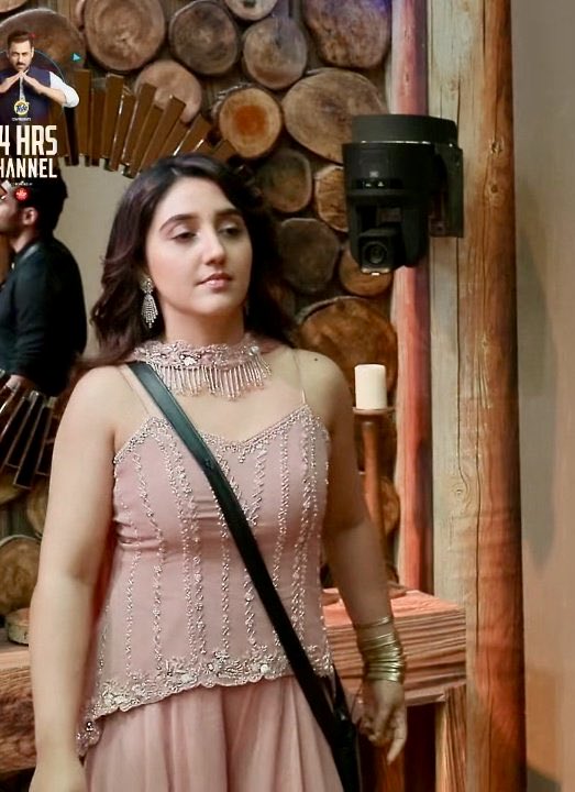 Lady_Rani26's tweet image. “She’s not trying to be perfect — she’s just naturally unforgettable.”
#BeautifulSoul #ViralQuote #QueenVibes 

|| ~ #Ashnoorians ~ #AshnoorKaur ~ #BiggBoss19 ~ #BB19 ~ ||