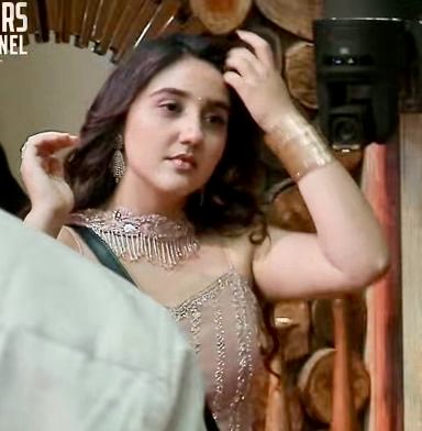 Lady_Rani26's tweet image. “She’s not trying to be perfect — she’s just naturally unforgettable.”
#BeautifulSoul #ViralQuote #QueenVibes 

|| ~ #Ashnoorians ~ #AshnoorKaur ~ #BiggBoss19 ~ #BB19 ~ ||