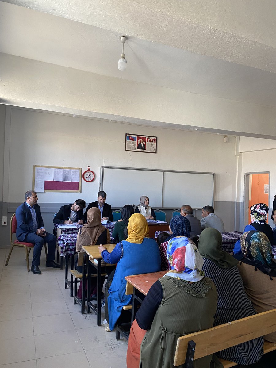 TasbasamakO's tweet photo. 📚👨‍👩‍👧‍👦
Okulumuzda 2025-2026 eğitim öğretim yılı için sene başı veli toplantımızı gerçekleştirdik.Öğrencilerimizin başarıları için okul-aile iş birliğinin önemini vurguladık.Katılım sağlayan tüm velilerimize teşekkür ederiz. 🌿✨
@tcmeb
@agrimem
@hasan_kokrek
@Diyadin004
@remzi0479 https://t.co/4aIQYa7W5J