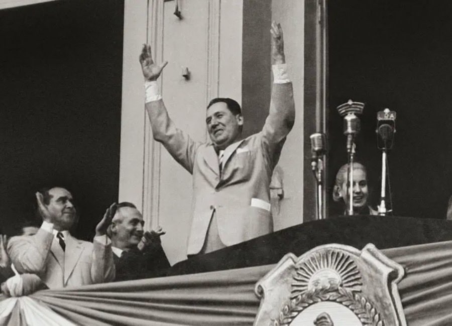 emirfelixok's tweet photo. Este aniversario del nacimiento de Perón es especial. 

Incorporó el derecho al trabajo, la salud y la educación como obligaciones del Estado y transformó a Mendoza en una provincia pujante e inclusiva.

Todo lo que Milei quiere destruir.
Honrarlo es ponerles un límite. https://t.co/8MppWILm6k