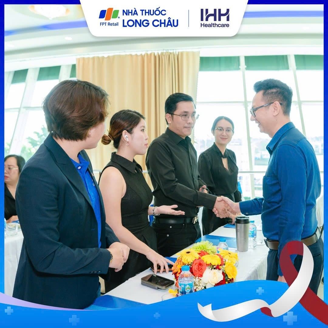 mickhoang's tweet photo. A meaningful collaboration! Thank you Long Châu for joining hands with IHH Singapore to bring advanced cancer treatment knowledge closer to Vietnamese patients.
#mountelizabethsingapore #medicaltourismsingapore https://t.co/XJo3bQkV7n