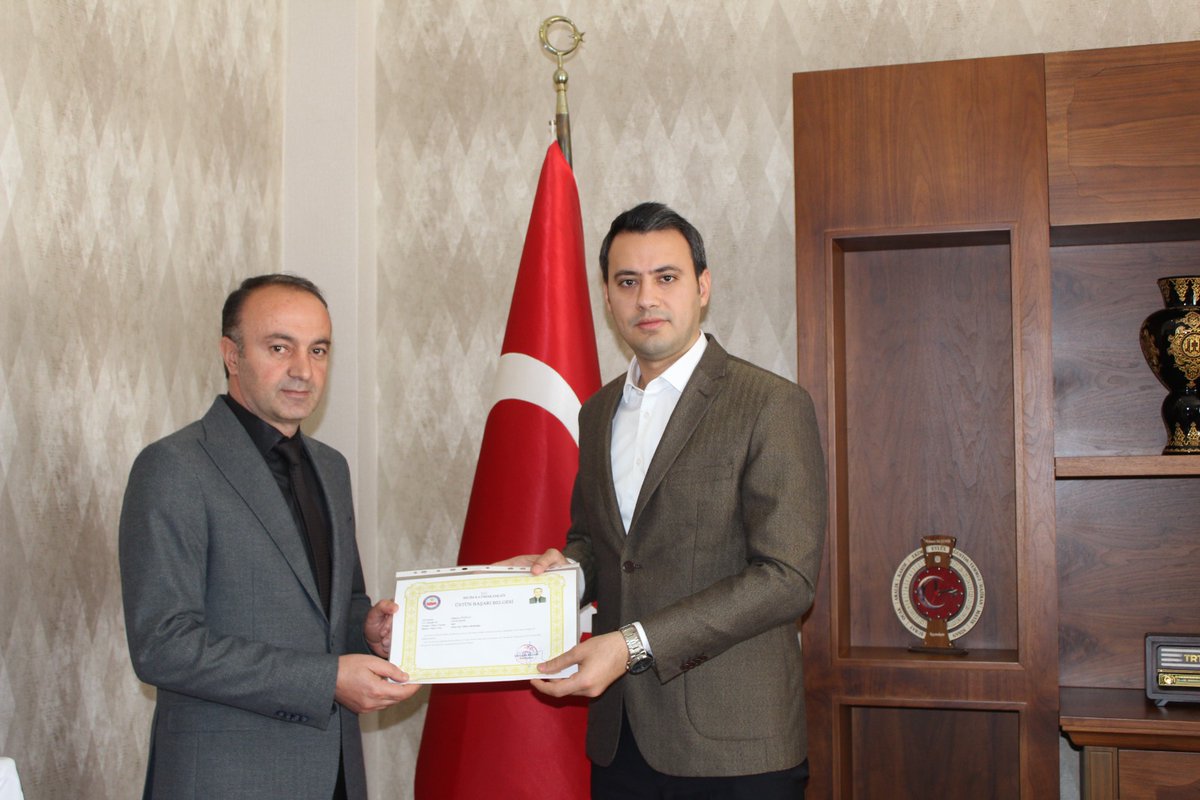 SelimIlce's tweet photo. İlçemizde ikamet eden tüm vatandaşlarımızın eski nüfus cüzdanları yenilenerek TCKK' na geçişleri tamamlanmıştır. İlçe Kaymakamımız Sayın Mehmet Ali SEMİZ tarafından İlçemiz Nüfus Müd. personelleri başarı belgesi ile ödüllendirilmiştir. Sayın Kaymakamımıza şükranlarımızı sunarız. https://t.co/xoQ3rvKY0V