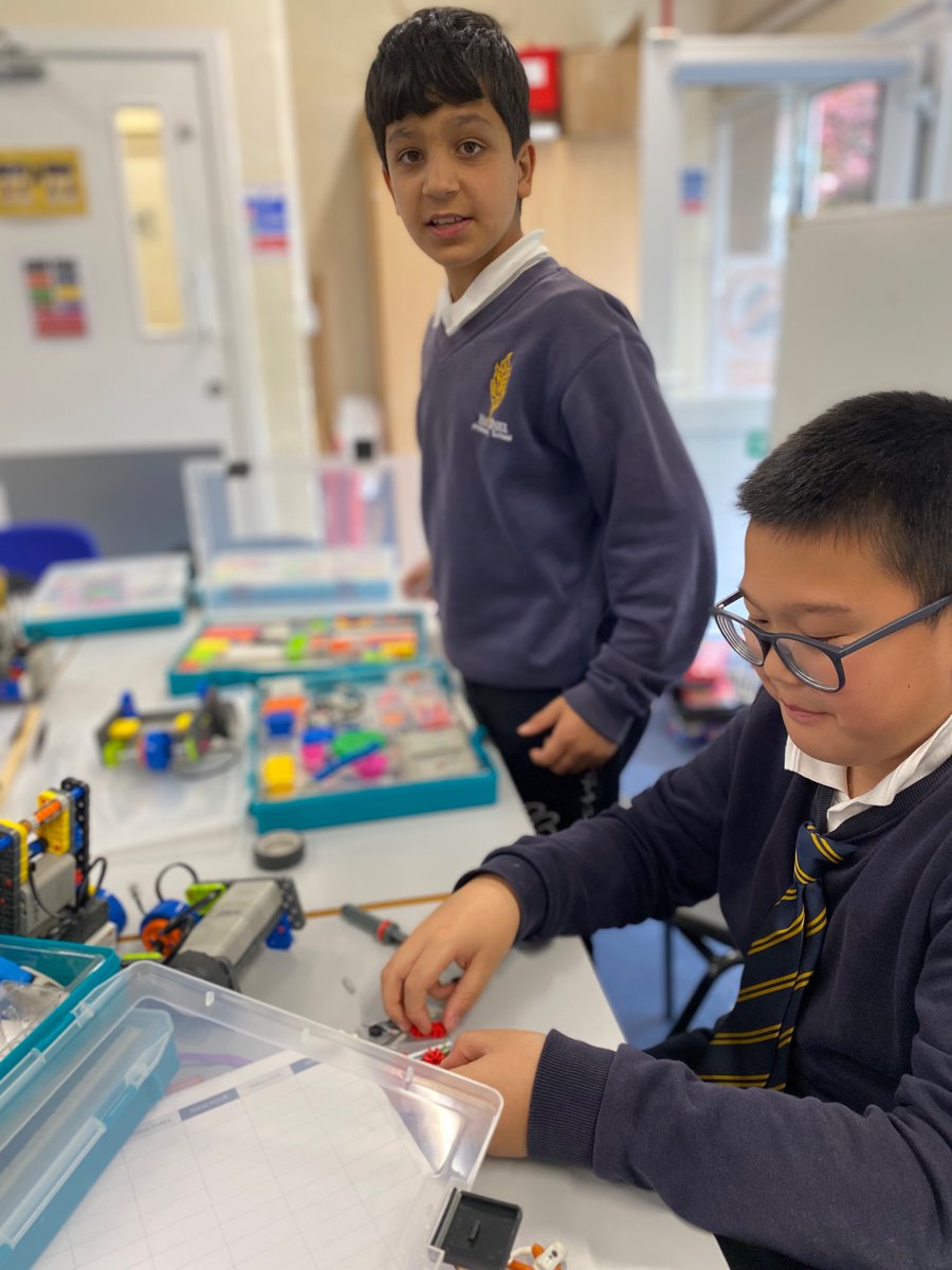 Hawthorn_PS's tweet image. STEM club have been working hard engineering and building their #VEXGO robots ready to code them next week!