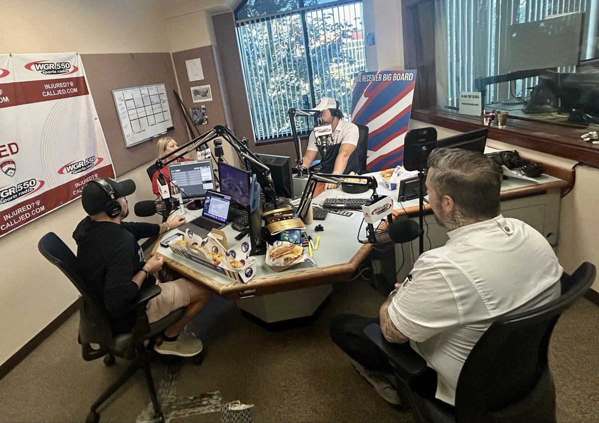 CR3_Author's tweet image. Talkin’ Sabres food on @WGR550. Will @JeremyWGR get the vodka parm sauce off his Bills storm towel?