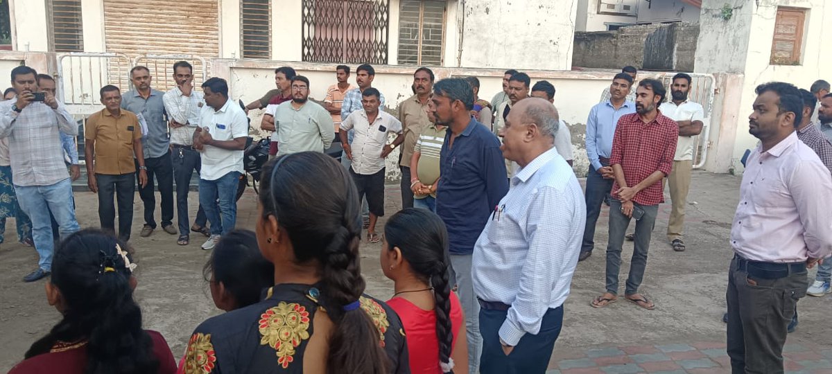 #VikasSaptah2025 અન્વયે વિકાસ રથનું જોડિયાના બાલંભા ગામે આગમન થતા રાત્રીસભા યોજી ગ્રામજનો સાથે સંવાદ સાધી ગામના વિકાસ અંગે ચર્ચા કરી સરકારશ્રીની વિવિધ કલ્યાણકારી  યોજનાની માહિતી આપી લાભાર્થીઓને યોજનાકીય લાભોનું વિતરણ કરવામાં આવ્યું.  
<a href="/CMOGuj/">CMO Gujarat</a> <a href="/JayantiRavi/">Jayanti Ravi</a> <a href="/infojamnagargog/">Info Jamnagar GoG</a>