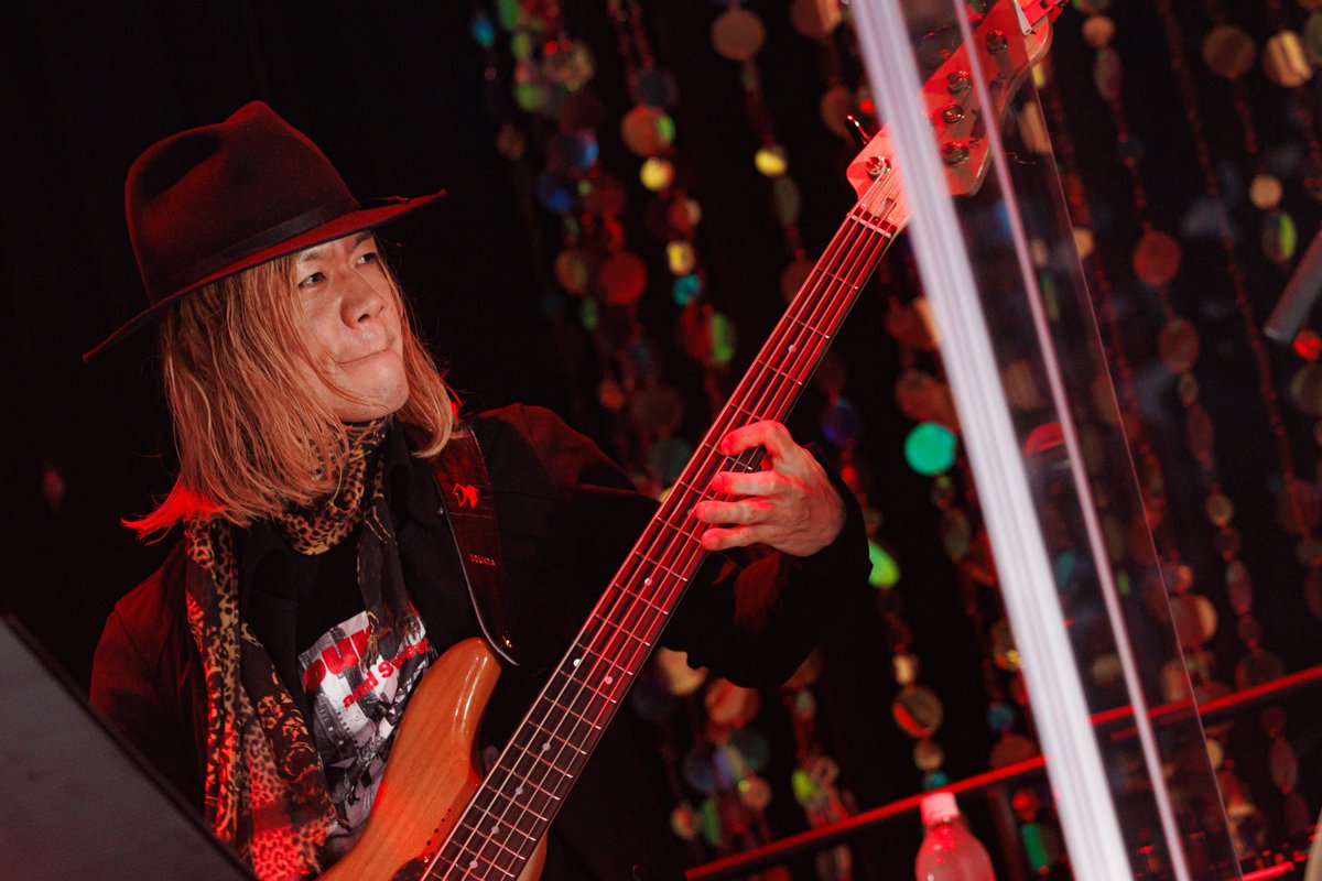 先日の松本伊代さんライブの写真いただきました😊
演奏中は基本変な口してるんですけど1枚目は奇跡の1枚📸
2,3枚目とだんだん口が、、、🙄
写真:ヨシモリユウナ