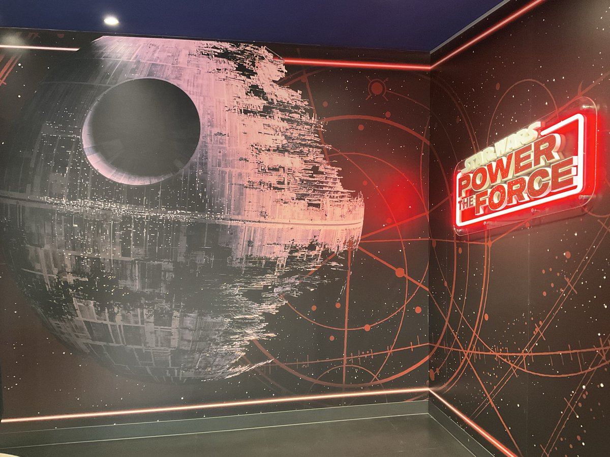 「STAR WARS SPECIAL STORE by BENELIC」の壁面のフォトスポットは、会期前半のミレニアム・ファルコンから第2デス・スターにリニューアル！
#スターウォーズ #SWSPECIALSTORE
