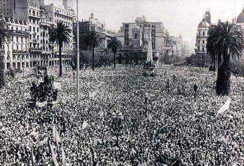 ecos_diarios's tweet photo. 📸 El 17 de octubre de 1945 marcó un punto de inflexión: miles de trabajadores marcharon a Plaza de Mayo para exigir la libertad de Juan Domingo Perón, cimentando el vínculo entre el General y el movimiento obrero.

🧵 Tres momentos que marcaron la historia del expresidente:
